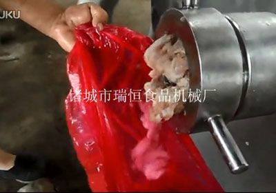 诸城市瑞恒食品机械120绞肉机12mm孔板工作视频